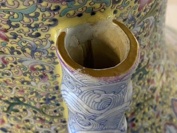 Un vase de forme hu en porcelaine de Chine famille rose &agrave; d&eacute;cor de papillons, marque de Qianlong, 20&egrave;me