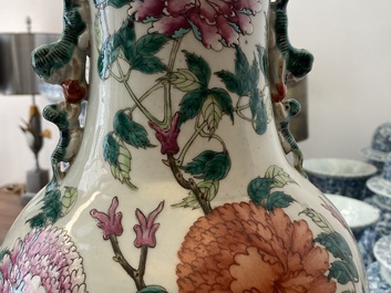 Une paire de vases en porcelaine de Chine famille rose &agrave; d&eacute;cor d'oiseaux parmi branches fleuries, 19&egrave;me