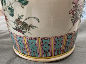 Une paire de vases en porcelaine de Chine famille rose &agrave; d&eacute;cor d'oiseaux parmi branches fleuries, 19&egrave;me