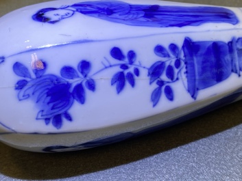 Trois vases et un plat en porcelaine de Chine en bleu et blanc, &eacute;poque Transition et Kangxi