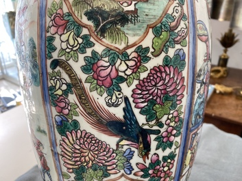 Un vase en porcelaine de Chine famille rose et un en bleu et blanc sur fond c&eacute;ladon, 19&egrave;me