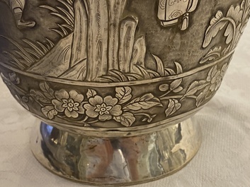 Une paire de grands vases exceptionnels en argent &agrave; d&eacute;cor repouss&eacute;, Chine, 19&egrave;me