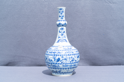 Un vase de forme bouteille en porcelaine de Chine en bleu et blanc, &eacute;poque Transition