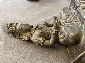 Een paar Sino-Tibetaanse bronzen figuren van Boeddha Amitayus, Qianlong