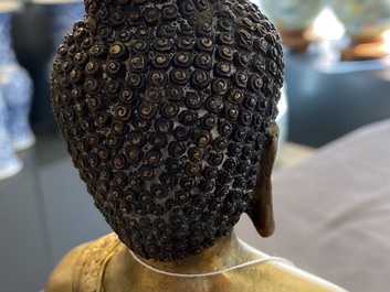 Une figure de Bouddha en bronze dor&eacute;, Tibet, d&eacute;but du 20&egrave;me