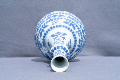 Un vase de forme bouteille en porcelaine de Chine en bleu et blanc, &eacute;poque Transition