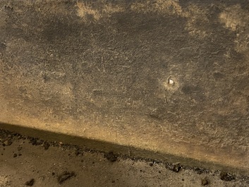 Een grote Chinese bronzen wierookbrander met dieren bij een heuvelig landschap, Ming