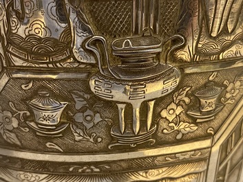 Une paire de grands vases exceptionnels en argent &agrave; d&eacute;cor repouss&eacute;, Chine, 19&egrave;me
