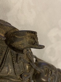 Een Chinese bronzen figuur van een hoogwaardigheidsbekleder, Ming