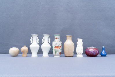 Huit petits vases et un lave-pinceaux en porcelaine de Chine, Kangxi et apr&egrave;s