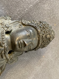 Een paar Sino-Tibetaanse bronzen figuren van Boeddha Amitayus, Qianlong