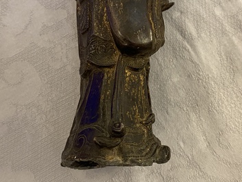 Une figure d'un dignitaire en bronze, Chine, Ming