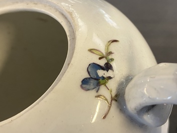 Een Meissen porseleinen theepot met floraal decor, Duitsland, 18e eeuw