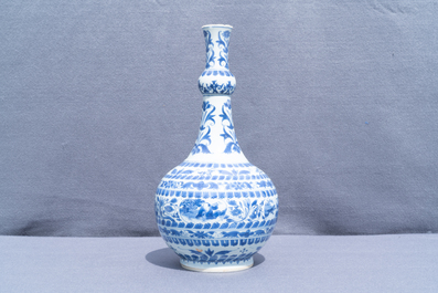 Un vase de forme bouteille en porcelaine de Chine en bleu et blanc, &eacute;poque Transition