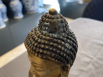 Une figure de Bouddha en bronze dor&eacute;, Tibet, d&eacute;but du 20&egrave;me