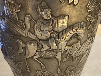 Une paire de grands vases exceptionnels en argent &agrave; d&eacute;cor repouss&eacute;, Chine, 19&egrave;me