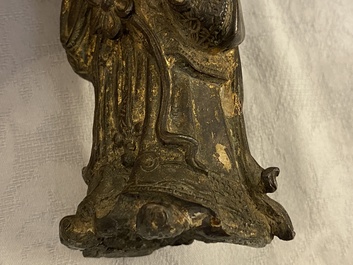 Een Chinese bronzen figuur van een hoogwaardigheidsbekleder, Ming