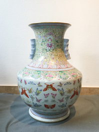 Un vase de forme hu en porcelaine de Chine famille rose &agrave; d&eacute;cor de papillons, marque de Qianlong, 20&egrave;me