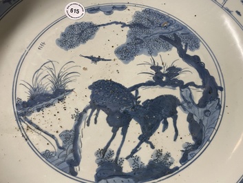 Un plat en porcelaine de Chine en bleu et blanc &agrave; d&eacute;cor de deux cerfs, Jiajing