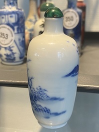 Vijf Chinese blauw-witte, ijzerrode en koperrode snuifflessen, 19e eeuw