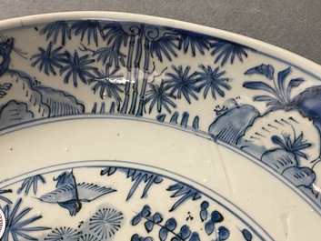 Un plat en porcelaine de Chine en bleu et blanc &agrave; d&eacute;cor 'Les trois amis de l'hiver', Jiajing