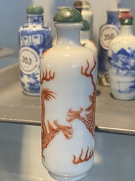 Cinq tabati&egrave;res en porcelaine de Chine en bleu et blanc, rouge de fer et rouge de cuivre, 19&egrave;me