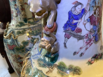 Une paire de grand vases en porcelaine de Chine famille rose, 19&egrave;me