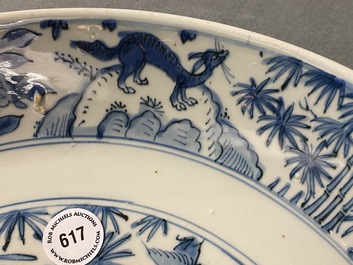 Un plat en porcelaine de Chine en bleu et blanc &agrave; d&eacute;cor 'Les trois amis de l'hiver', Jiajing