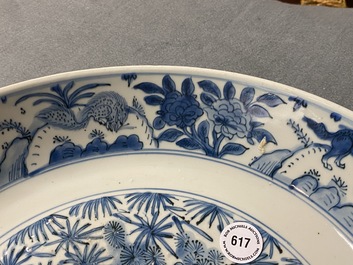 Un plat en porcelaine de Chine en bleu et blanc &agrave; d&eacute;cor 'Les trois amis de l'hiver', Jiajing