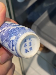 Vijf Chinese blauw-witte, ijzerrode en koperrode snuifflessen, 19e eeuw