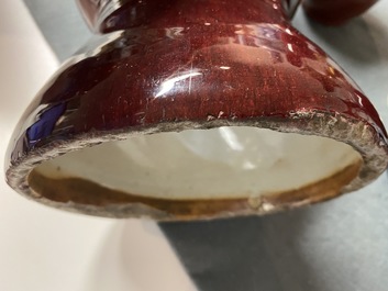 Quatre vases en porcelaine de Chine monochrome sang de boeuf et flamb&eacute;, 19/20&egrave;me