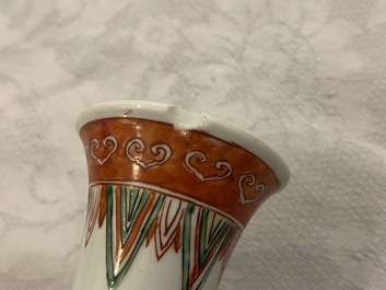 Trois vases de forme bouteille en porcelaine de Chine famille verte, Kangxi