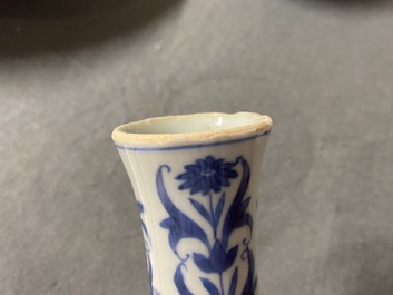 Un vase de forme bouteille en porcelaine de Chine en bleu et blanc, &eacute;poque Transition