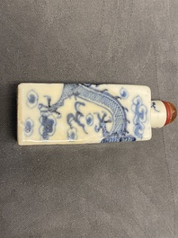 Neuf tabati&egrave;res en porcelaine de Chine en bleu et blanc, 19/20&egrave;me