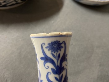 Un vase de forme bouteille en porcelaine de Chine en bleu et blanc, &eacute;poque Transition