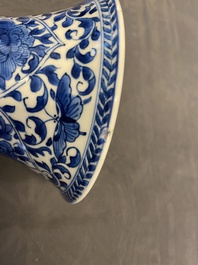 Une garniture de cinq vases en porcelaine de Chine en bleu et blanc &agrave; d&eacute;cor floral, Kangxi