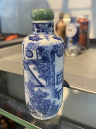 Vijf Chinese blauw-witte, ijzerrode en koperrode snuifflessen, 19e eeuw