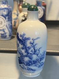 Vijf Chinese blauw-witte, ijzerrode en koperrode snuifflessen, 19e eeuw