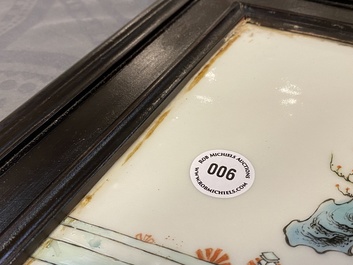 Une plaque en porcelaine de Chine famille rose &agrave; d&eacute;cor de figures dans un jardin, R&eacute;publique