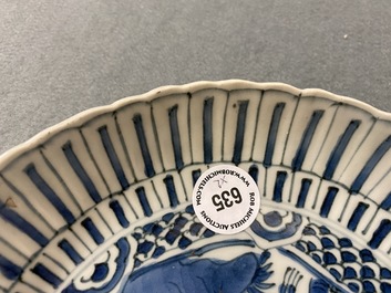 Deux plats en porcelaine de Chine en bleu et blanc de type kraak, Wanli