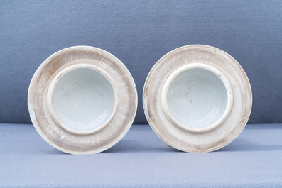 Deux paires de vases couverts en porcelaine de Chine en bleu et blanc, 19/20&egrave;me