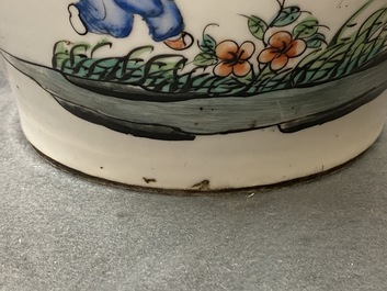 Une paire de vases en porcelaine de Chine famille rose &agrave; d&eacute;cor de dames et gar&ccedil;ons dans un jardin, 19/20&egrave;me