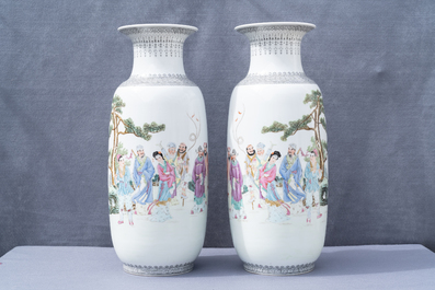 Deux paires de vases en porcelaine de Chine famille rose, marques de Qianlong, R&eacute;publique