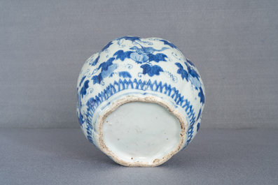 Un vase en porcelaine de Chine en bleu et blanc &agrave; d&eacute;cor d'&eacute;cureuils et vignes, Wanli/Jiajing