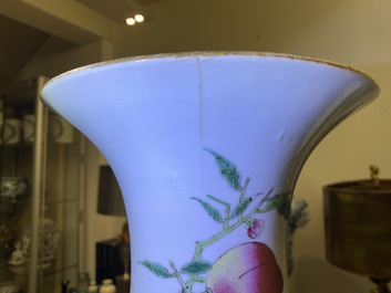 Quatre vases en porcelaine de Chine famille rose, 19/20&egrave;me