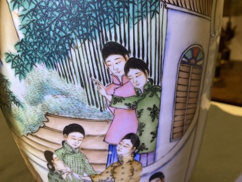 Deux vases en porcelaine de Chine famille rose, 19/20&egrave;me