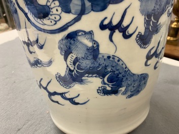 Trois vases en porcelaine de Chine en bleu et blanc et &agrave; fond c&eacute;ladon, 19&egrave;me