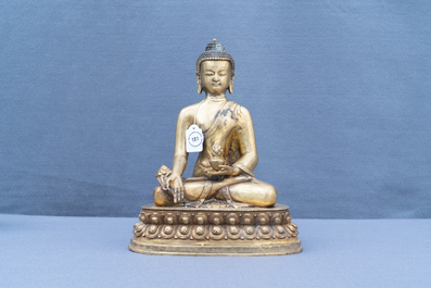 Une figure de Bouddha en bronze dor&eacute;, Tibet, d&eacute;but du 20&egrave;me