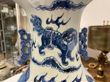 Trois vases en porcelaine de Chine en bleu et blanc et &agrave; fond c&eacute;ladon, 19&egrave;me