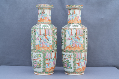 Une paire de vases de forme rouleau en porcelaine de Chine famille rose de Canton, 19&egrave;me